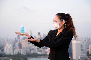 las mujeres asiáticas tienen que usar máscaras y gafas para protegerse contra la contaminación del polvo y prevenir la infección por virus foto