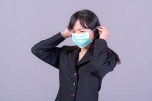 las mujeres de negocios asiáticas tienen que usar una máscara para cubrir la cara para evitar la contaminación del polvo foto