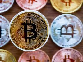 Los bitcoins son de cobre, oro y plata, que se encuentran en la moneda digital. en el fondo borroso