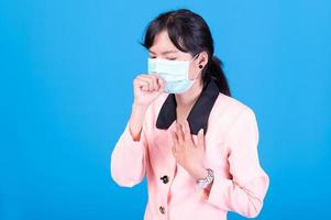 las mujeres de negocios asiáticas tienen que usar una máscara para cubrir la cara para evitar la contaminación del polvo foto