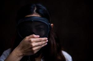 las mujeres asiáticas estresadas deben usar una máscara de gas para prevenir la contaminación del polvo y prevenir la infección por virus que se propagan en el aire