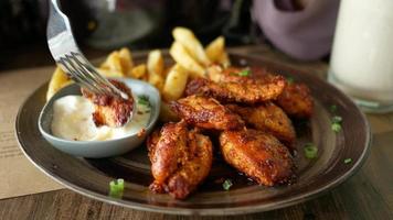 primo piano di una fetta di pollo alla griglia su un piatto video