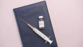 Impfstoff, Spritze und Reisepass video