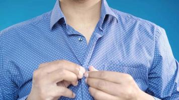 homme boutonnant sa chemise en gros plan video