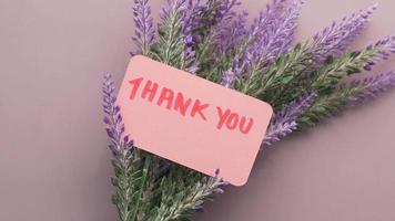 mensaje de agradecimiento y flor de lavanda sobre fondo morado video