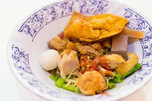 sopa de fideos con bolas de pescado con salsa roja yen ta fo es una comida callejera en tailandia