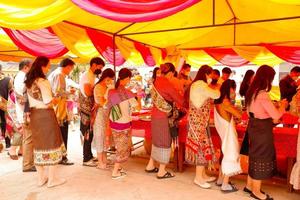 14.04.2022 xamneua, houaphanh, laos. Laos budista para hacer cosas buenas hace mérito ofreciendo comida al monje. año nuevo laosiano o canción kran. el concepto hereda la cultura lao. foto