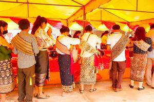 14.04.2022 xamneua, houaphanh, laos. Laos budista para hacer cosas buenas hace mérito ofreciendo comida al monje. año nuevo laosiano o canción kran. el concepto hereda la cultura lao. foto