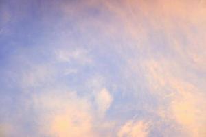 el hermoso cielo con el colorido arco iris. fondo del cielo foto