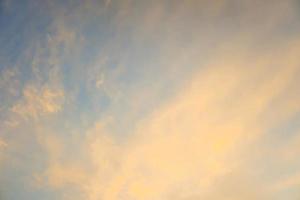 el hermoso cielo con el colorido arco iris. fondo del cielo foto