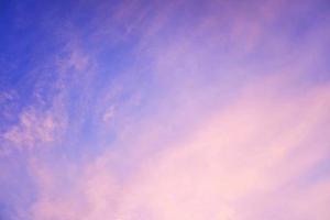 el hermoso cielo con el colorido arco iris. fondo del cielo foto