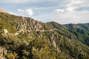 paisaje rural con plantas en colinas rocosas en un día soleado foto