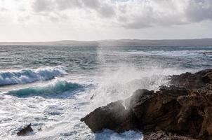 hermosa vista de un mar rodeado de acantilados bajo un cielo brillante foto