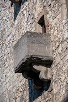 tiro de ángulo bajo de fortificación histórica en ruinas foto