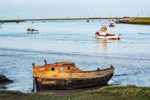 barco oxidado en la costa este de inglaterra foto