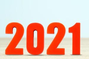 foto de un número 2021 hecho de plástico rojo año nuevo