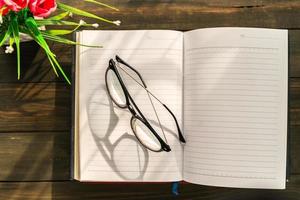 gafas de lectura puestas en un libro abierto foto