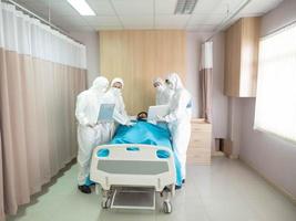 hospital clínica o laboratorio médico científico usar ppe blanco aislado uniforme enfermo cama paciente empresarios para tratamiento cuidado de la salud antivirus covid-19 rsv corona bacterias enfermedad protección médica foto