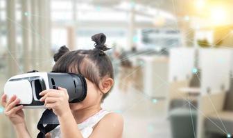 niña niño bebé mujer hembra vestir rojo simulador auriculares realidad virtual juego tecnología digitales videos cyber red medios información datos análisis entretenimiento exhibir innovación futuro en línea foto