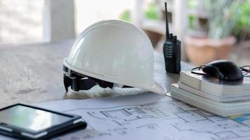 casco blanco para ingeniero o capataz foto