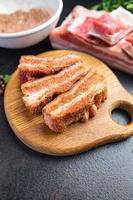 panceta de tocino pieza de carne carne grasa manteca de cerdo fresca en especias comida fresca foto