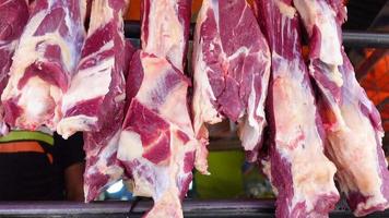 Nahaufnahme von rohem Fleisch zum Verkauf im örtlichen Geschäft video