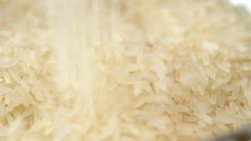Schlehenbewegung von rohem Reis, der in eine Schüssel fällt video