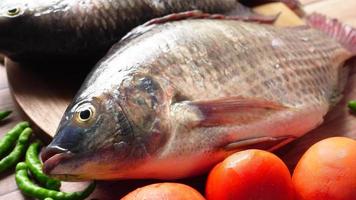 poisson frais cru sur une planche à découper pour préparer la cuisson sur table , video