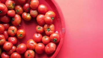 ralenti de tomates fraîches tombant dans un bol sur la table video