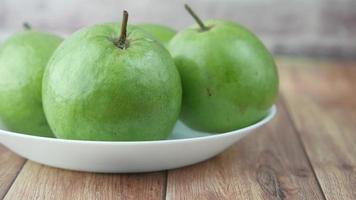 primo piano di fetta di guava sul tavolo video