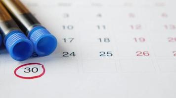 provetta per analisi del sangue su un calendario da vicino video