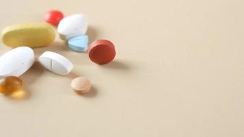 close-up de muitos comprimidos e cápsulas coloridas