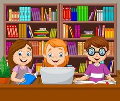 niños de dibujos animados estudiando en la biblioteca vector