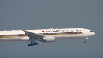 Boeing 777 Singapore Airlines landing video