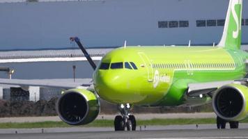 llegada de s7 airlines, taxi a la terminal video