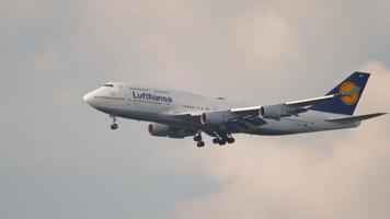 Boeing 747 Lufthansa pouso video