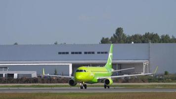 embraer van s7 airlines taxiën video