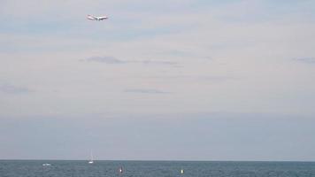 avión vuela sobre el mar video