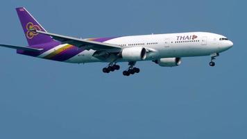 Thai Airways está voando, vista frontal video