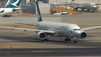 cathay pacific boeing 777 draai landingsbaan video
