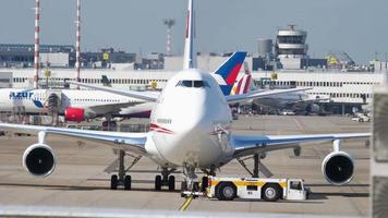 emiratos árabes unidos vuelo real boeing 747 remolque video