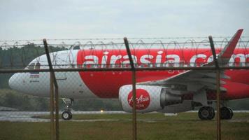 AirAsia Airbus 320 taxiing video