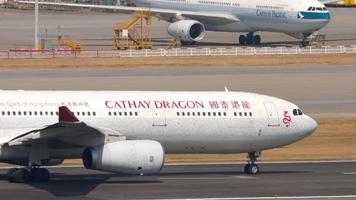 Flugzeug von Cathay Dragon auf der Landebahn video