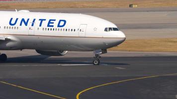 United Airlines Boeing 777, middle shot video