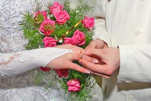 wedding bouquet and rings photo