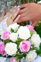 hands rings and bouquet photo