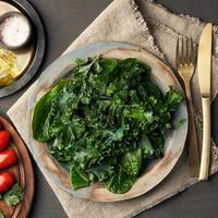 Ensalada de col rizada, hoja de repollo, mezcla verde de lechuga romana en el plato. hojas frescas desnudas. vegano foto