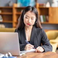 mujer asiática estudiando un curso en línea, educación a distancia en una laptop