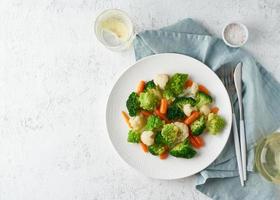 Mix of boiled vegetables. Broccoli, carrots, cauliflower. Steamed vegetables for low-calorie diet