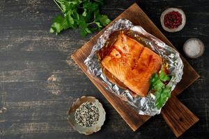 cena de paquete de aluminio con pescado. filete de salmón. comida de dieta saludable, dieta cetogénica foto